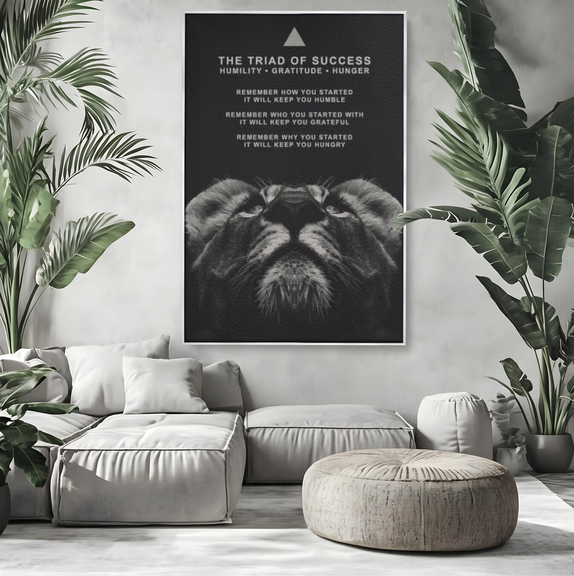Tablou canvas cu tablou motivational cu cap de leu, in rama de aluminiu argintiu, pe perete intr-un living
